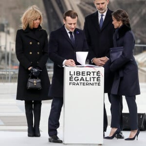 Le président Emmanuel Macron, la première dame Brigitte Macron, le roi Felipe VI d'Espagne, la reine Letizia lors de la cérémonie à l'occasion de la première journée nationale d'hommage aux victimes du terrorisme sur l'Esplanade du Trocadero à Paris le 11 mars 2020. © Stéphane Lemouton / Bestimage