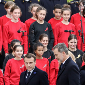 Le président Emmanuel Macron, le roi Felipe VI d'Espagne, la reine Letizia lors de la cérémonie à l'occasion de la première journée nationale d'hommage aux victimes du terrorisme sur l'Esplanade du Trocadero à Paris le 11 mars 2020. © Stéphane Lemouton / Bestimage