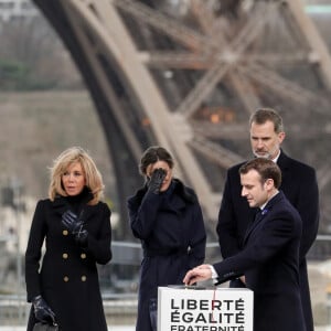 Le président Emmanuel Macron, la première dame Brigitte Macron, le roi Felipe VI d'Espagne, la reine Letizia lors de la cérémonie à l'occasion de la première journée nationale d'hommage aux victimes du terrorisme sur l'Esplanade du Trocadero à Paris le 11 mars 2020. © Stéphane Lemouton / Bestimage