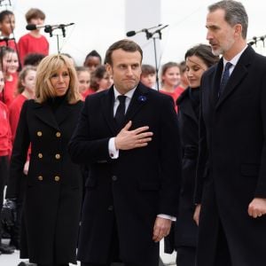 La reine Letizia, le roi Felipe VI d'Espagne, le président Emmanuel Macron, la première dame Brigitte Macron lors de la cérémonie à l'occasion de la première journée nationale d'hommage aux victimes du terrorisme sur l'Esplanade du Trocadero à Paris le 11 mars 2020. © Jacques Witt / Pool / Bestimage