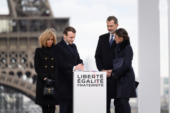 La reine Letizia, le roi Felipe VI d'Espagne, le président Emmanuel Macron, la première dame Brigitte Macron lors de la cérémonie à l'occasion de la première journée nationale d'hommage aux victimes du terrorisme sur l'Esplanade du Trocadero à Paris le 11 mars 2020. © Jacques Witt / Pool / Bestimage