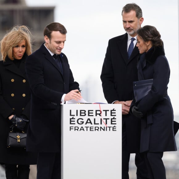 La reine Letizia, le roi Felipe VI d'Espagne, le président Emmanuel Macron, la première dame Brigitte Macron lors de la cérémonie à l'occasion de la première journée nationale d'hommage aux victimes du terrorisme sur l'Esplanade du Trocadero à Paris le 11 mars 2020. © Jacques Witt / Pool / Bestimage