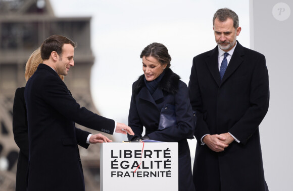 La reine Letizia, le roi Felipe VI d'Espagne, le président Emmanuel Macron, la première dame Brigitte Macron lors de la cérémonie à l'occasion de la première journée nationale d'hommage aux victimes du terrorisme sur l'Esplanade du Trocadero à Paris le 11 mars 2020. © Jacques Witt / Pool / Bestimage