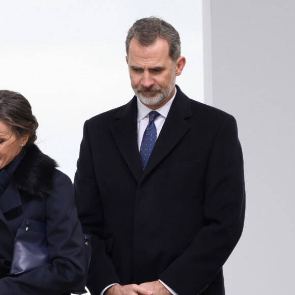 La reine Letizia, le roi Felipe VI d'Espagne, le président Emmanuel Macron, la première dame Brigitte Macron lors de la cérémonie à l'occasion de la première journée nationale d'hommage aux victimes du terrorisme sur l'Esplanade du Trocadero à Paris le 11 mars 2020. © Jacques Witt / Pool / Bestimage