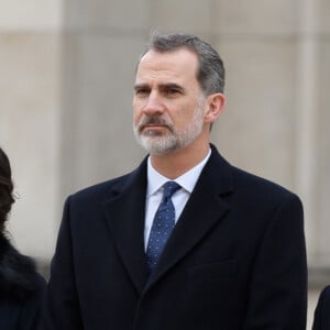 La reine Letizia, le roi Felipe VI d'Espagne, le président Emmanuel Macron, la première dame Brigitte Macron lors de la cérémonie à l'occasion de la première journée nationale d'hommage aux victimes du terrorisme sur l'Esplanade du Trocadero à Paris le 11 mars 2020. © Jacques Witt / Pool / Bestimage