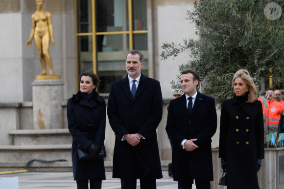 La reine Letizia, le roi Felipe VI d'Espagne, le président Emmanuel Macron, la première dame Brigitte Macron lors de la cérémonie à l'occasion de la première journée nationale d'hommage aux victimes du terrorisme sur l'Esplanade du Trocadero à Paris le 11 mars 2020. © Jacques Witt / Pool / Bestimage