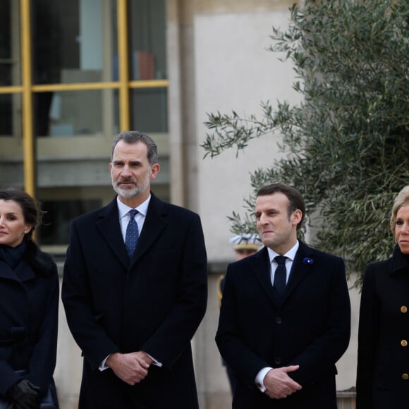 La reine Letizia, le roi Felipe VI d'Espagne, le président Emmanuel Macron, la première dame Brigitte Macron lors de la cérémonie à l'occasion de la première journée nationale d'hommage aux victimes du terrorisme sur l'Esplanade du Trocadero à Paris le 11 mars 2020. © Jacques Witt / Pool / Bestimage