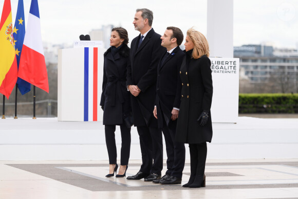 La reine Letizia, le roi Felipe VI d'Espagne, le président Emmanuel Macron, la première dame Brigitte Macron lors de la cérémonie à l'occasion de la première journée nationale d'hommage aux victimes du terrorisme sur l'Esplanade du Trocadero à Paris le 11 mars 2020. © Jacques Witt / Pool / Bestimage