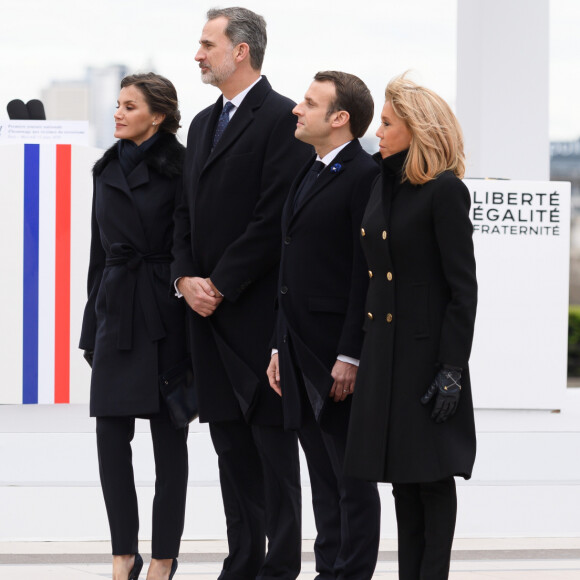 La reine Letizia, le roi Felipe VI d'Espagne, le président Emmanuel Macron, la première dame Brigitte Macron lors de la cérémonie à l'occasion de la première journée nationale d'hommage aux victimes du terrorisme sur l'Esplanade du Trocadero à Paris le 11 mars 2020. © Jacques Witt / Pool / Bestimage