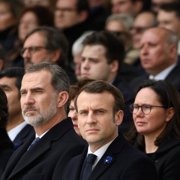 Le premier ministre Edouard Philippe, la reine Letizia d'Espagne, le roi Felipe VI, le président Emmanuel Macron, la première dame Brigitte Macron, Didier Reynders commissaire européen à la justice lors de la cérémonie à l'occasion de la première journée nationale d'hommage aux victimes du terrorisme sur l'Esplanade du Trocadero à Paris le 11 mars 2020. © Jacques Witt / Pool / Bestimage