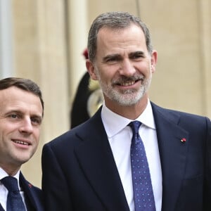 La première dame Brigitte Macron, le président Emmanuel Macron, le roi Felipe VI d'Espagne, la reine Letizia - Le roi et la reine d'Espagne sortent du palais de l'Elysée à Paris après un déjeuner avant la cérémonie à l'occasion de la première journée nationale d'hommage aux victimes du terrorisme le 11 mars 2020. © JB Autissier / Panoramic / Bestimage