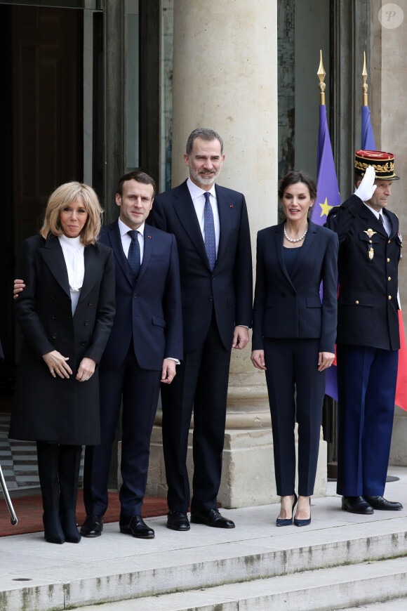 La première dame Brigitte Macron, le président Emmanuel Macron, le roi Felipe VI d'Espagne, La reine Letizia d'Espagne - Le roi et la reine d'Espagne arrivent au palais de l'Elysée à Paris pour un déjeuner avant la cérémonie à l'occasion de la première journée nationale d'hommage aux victimes du terrorisme le 11 mars 2020. © Stéphane Lemouton / Bestimage