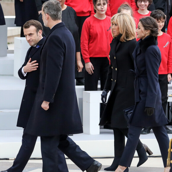 Le président Emmanuel Macron, la première dame Brigitte Macron, le roi Felipe VI d'Espagne, la reine Letizia lors de la cérémonie à l'occasion de la première journée nationale d'hommage aux victimes du terrorisme sur l'Esplanade du Trocadero à Paris le 11 mars 2020. © Stéphane Lemouton / Bestimage