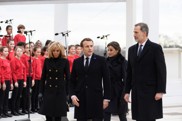 La première dame Brigitte Macron, le président Emmanuel Macron, la reine Letizia, le roi Felipe VI d'Espagne lors de la cérémonie à l'occasion de la première journée nationale d'hommage aux victimes du terrorisme sur l'Esplanade du Trocadero à Paris le 11 mars 2020. © Jacques Witt / Pool / Bestimage