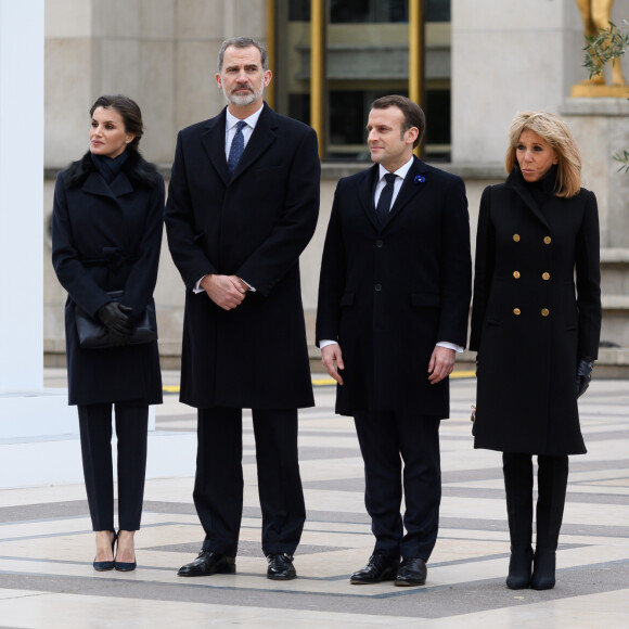 La reine Letizia, le roi Felipe VI d'Espagne, le président Emmanuel Macron, la première dame Brigitte Macron lors de la cérémonie à l'occasion de la première journée nationale d'hommage aux victimes du terrorisme sur l'Esplanade du Trocadero à Paris le 11 mars 2020. © Jacques Witt / Pool / Bestimage