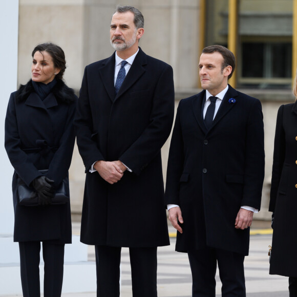 La reine Letizia, le roi Felipe VI d'Espagne, le président Emmanuel Macron, la première dame Brigitte Macron lors de la cérémonie à l'occasion de la première journée nationale d'hommage aux victimes du terrorisme sur l'Esplanade du Trocadero à Paris le 11 mars 2020. © Jacques Witt / Pool / Bestimage