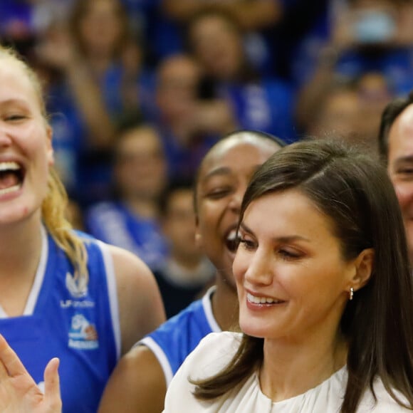 La capitaine de l'équipe victorieuse, Silvia Dominguez et la reine Letizia d'Espagne - La reine Letizia d'Espagne assiste à la finale féminine de basket "Queen's Cup" à Salamanque, le 8 mars 2020, remportée par l'équipe Perfumerias Avenida contre celle de Spar Citylift Girona (76 - 58).