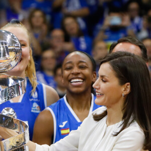 La capitaine de l'équipe victorieuse, Silvia Dominguez et la reine Letizia d'Espagne - La reine Letizia d'Espagne assiste à la finale féminine de basket "Queen's Cup" à Salamanque, le 8 mars 2020, remportée par l'équipe Perfumerias Avenida contre celle de Spar Citylift Girona (76 - 58).