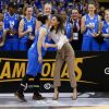 La capitaine de l'équipe victorieuse, Silvia Dominguez et la reine Letizia d'Espagne - La reine Letizia d'Espagne assiste à la finale féminine de basket "Queen's Cup" à Salamanque, le 8 mars 2020, remportée par l'équipe Perfumerias Avenida contre celle de Spar Citylift Girona (76 - 58).