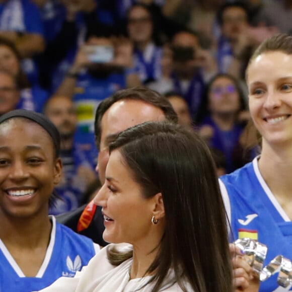 La capitaine de l'équipe victorieuse, Silvia Dominguez et la reine Letizia d'Espagne - La reine Letizia d'Espagne assiste à la finale féminine de basket "Queen's Cup" à Salamanque, le 8 mars 2020, remportée par l'équipe Perfumerias Avenida contre celle de Spar Citylift Girona (76 - 58).