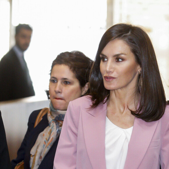 La reine Letizia d'Espagne et la ministre Irene Montero lors d'une réunion de travail avec APRAMP (Association pour la prévention, la réiserisation et les soins des femmes protestantes) à Madrid, Espagne, le 6 mars 2020.