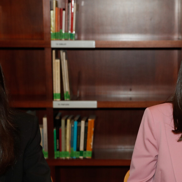 La reine Letizia d'Espagne et la ministre Irene Montero lors d'une réunion de travail avec APRAMP (Association pour la prévention, la réiserisation et les soins des femmes protestantes) à Madrid, Espagne, le 6 mars 2020.