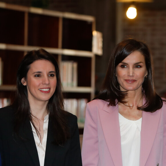 La reine Letizia d'Espagne et la ministre Irene Montero lors d'une réunion de travail avec APRAMP (Association pour la prévention, la réiserisation et les soins des femmes protestantes) à Madrid, Espagne, le 6 mars 2020.  Spanish Queen Letizia and Minister Irene Montero during a working meeting with APRAMP (Asociación para la prevención, reiserción y atención de la mujer protituida) in Madrid06/03/2020 - Madrid