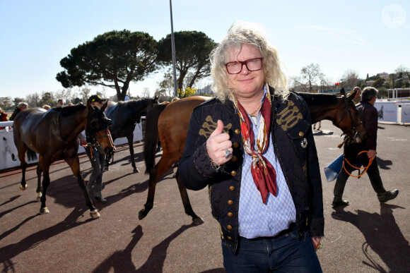 EXCLUSIF - Pierre-Jean Chalençon - Journée caritative au profit de la Fondation Claude Pompidou à l'Hippodrome de la Côte d'Azur à Cagnes-sur-Mer, le 22 février 2020. Cette année la Fondation va fêter ses 50 ans, à cette occasion, le Défi du Galop 2020 s'associe à la Fondation Claude Pompidou. Les 12 hippodromes français qui accueillent ce challenge international prestigieux s'engagent en collectant des fonds au bénéfice des personnes fragilisées par la maladie ou le grand âge. La Fondation Claude Pompidou vient en aide depuis 1970 aux personnes fragilisées par la maladie, le handicap et le grand âge. La recette des entrées sur le champ de course lui sera intégralement reversée à cette occasion. Par ailleurs, des tables dans le salon panoramique Massena ont été commercialisées auprès d'entreprises azuréennes au bénéfice de la Fondation. La Fondation détient un de ses plus grands centres d'accueil, d'hébergement, de soins, d'enseignement et de recherche sur la maladie d'Alzheimer à Nice. Avec Le Défi du Galop 2020 pour la Fondation Claude Pompidou à pour objectif de récolter 40000 Euros pour financer l'achat d'un mini bus équipé pour les 50 ans de la Fondation. © Bruno Bebert / LMS / Bestimage