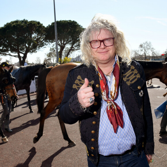 EXCLUSIF - Pierre-Jean Chalençon - Journée caritative au profit de la Fondation Claude Pompidou à l'Hippodrome de la Côte d'Azur à Cagnes-sur-Mer, le 22 février 2020. Cette année la Fondation va fêter ses 50 ans, à cette occasion, le Défi du Galop 2020 s'associe à la Fondation Claude Pompidou. Les 12 hippodromes français qui accueillent ce challenge international prestigieux s'engagent en collectant des fonds au bénéfice des personnes fragilisées par la maladie ou le grand âge. La Fondation Claude Pompidou vient en aide depuis 1970 aux personnes fragilisées par la maladie, le handicap et le grand âge. La recette des entrées sur le champ de course lui sera intégralement reversée à cette occasion. Par ailleurs, des tables dans le salon panoramique Massena ont été commercialisées auprès d'entreprises azuréennes au bénéfice de la Fondation. La Fondation détient un de ses plus grands centres d'accueil, d'hébergement, de soins, d'enseignement et de recherche sur la maladie d'Alzheimer à Nice. Avec Le Défi du Galop 2020 pour la Fondation Claude Pompidou à pour objectif de récolter 40000 Euros pour financer l'achat d'un mini bus équipé pour les 50 ans de la Fondation. © Bruno Bebert / LMS / Bestimage