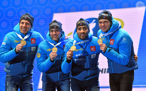 Quentin Fillon-Maillet, Simon Desthieux, Martin Fourcade et Emilien Jacquelin célèbrent leur titre de champions du monde du relais de biathlon le 22 février 2020 à Antholz (Italie).