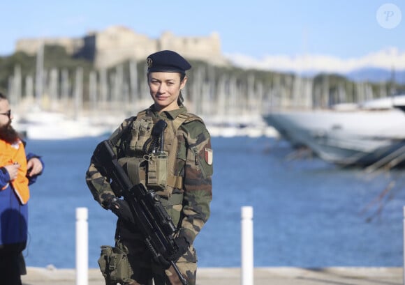 Exclusif - Olga Kurylenko sur le tournage du film "Sentinelle" sur le port à Antibes. Le 9 décembre 2019 © Sébastien Botella / Nice Matin / Bestimage