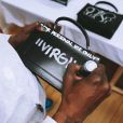 Virgil Abloh customise des sacs Off-White™. Février 2020.