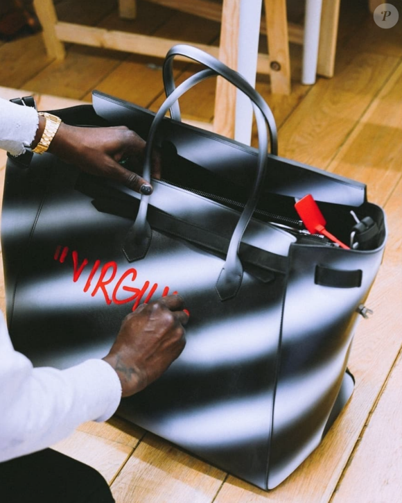 Virgil Abloh customise un sac Off-White™. Février 2020.