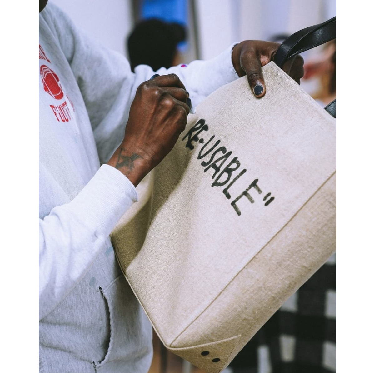 Photo : Virgil Abloh customise un sac Off-White™. Février 2020 ...