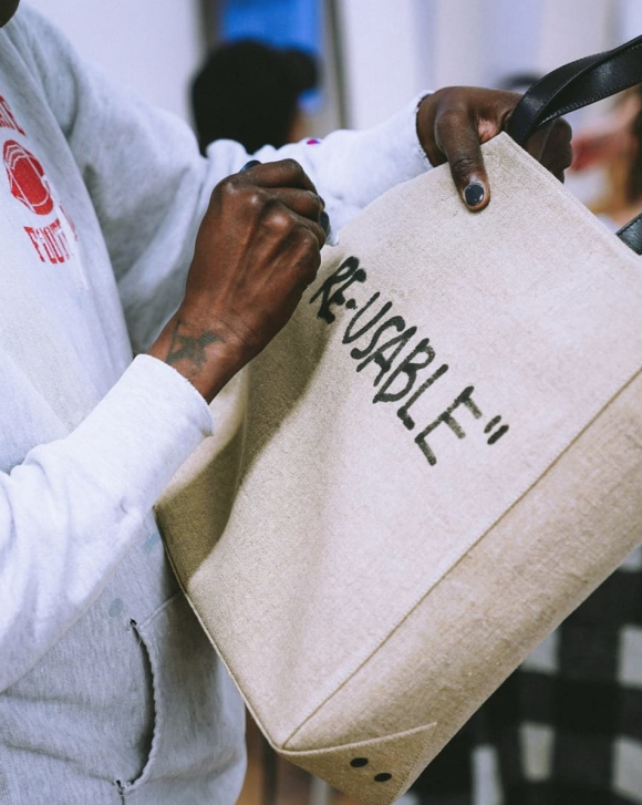 Virgil Abloh customise un sac Off-White™. Février 2020.