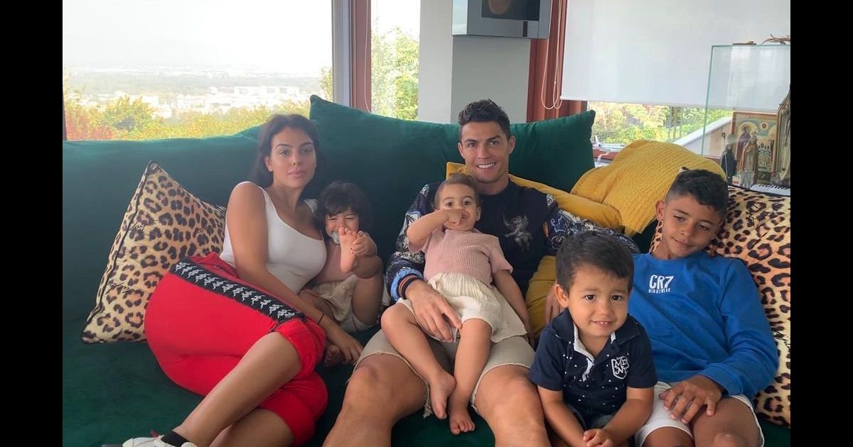 Cristiano Ronaldo Avec Sa Compagne Georgine Rodriguez Et Ses Quatre Enfants Photo Prise Dans