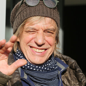 Jean-Louis Aubert arrive dans les studios RTL à Paris, le 20 novembre 2019. © Jonathan Rebboah / Panoramic / Bestimage