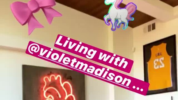 M. Pokora a révélé sa nouvelle couleur de cheveux sur Instagram le 18 mars 2020. Il est passé au rose. Le chanteur français est confiné à Los Angeles, auprès de sa compagne Christina Milian, leurs fils Isaiah et Violet, la fille de Christina.