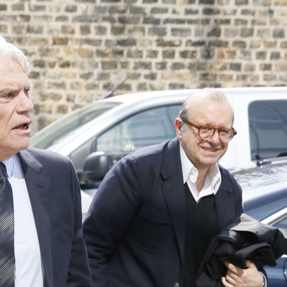 Bernard Tapie arrive au tribunal accompagné par son avocat Hervé Témime à Paris le 1er avril 2019.