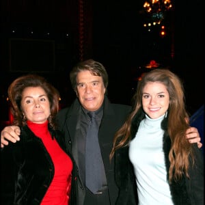 Bernard Tapie avec sa femme Dominique et leur fille Sophie lors de la représentation du spectacle "Salut Joe" par les anciens de la Star Academy au Cirque d'hiver Bouglione, à Paris, le 18 décembre 2006.