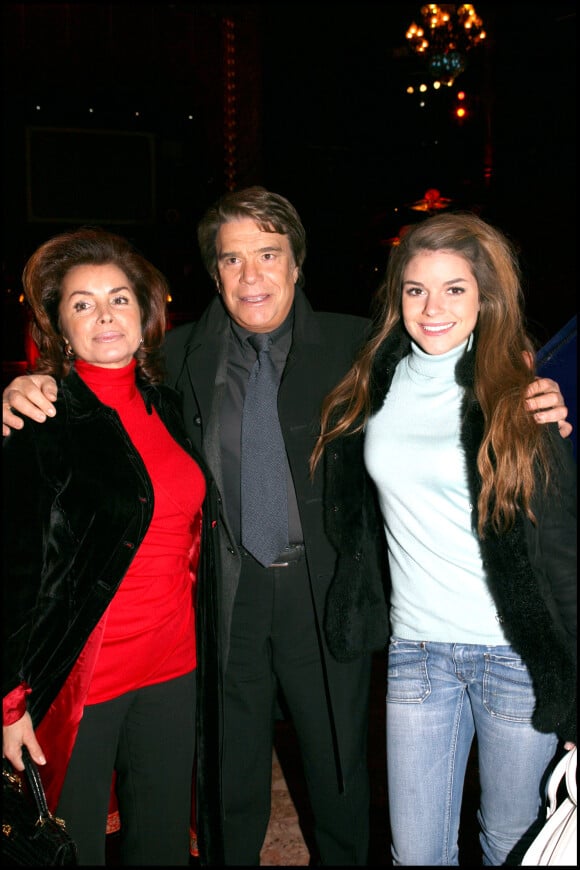 Bernard Tapie avec sa femme Dominique et leur fille Sophie lors de la représentation du spectacle "Salut Joe" par les anciens de la Star Academy au Cirque d'hiver Bouglione, à Paris, le 18 décembre 2006.