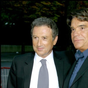 Michel Drucker et Bernard Tapie à la soirée de la 200ème de "Vivement Dimanche", le 18 septembre 2003.