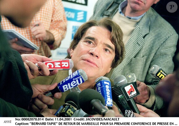 Bernard Tapie de retourà Marseille pour sa première conférence de presse en tant que responsable sportif de l'OM, le 11 avril 2001.