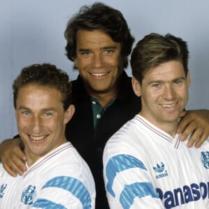 En France, à Paris, Bernard Tapie entouré de Chris Waddle et Jean-Pierre Papin en mai 1991.