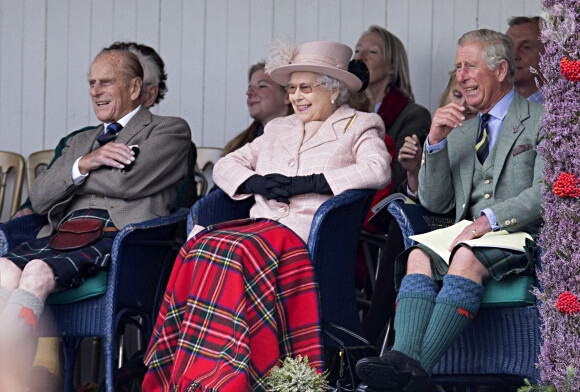 Info du 21 mars 2020 - Un employé de Buckingham Palace testé positif au Coronavirus alors que la reine était toujours à Londres Le prince Charles, la reine Elisabeth et le prince Philip, duc d'Edimbourg assistent aux jeux de Braemar le 7 septembre 2013.