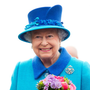Info du 21 mars 2020 - Un employé de Buckingham Palace testé positif au Coronavirus alors que la reine était toujours à Londres La reine Elisabeth II d'Angleterre et le prince Philip, duc d'Edimbourg, visitent la compagnie "Princes Gate Spring Water" à Pembroke. Le 29 avril 2014.