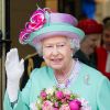 Info du 21 mars 2020 - Un employé de Buckingham Palace testé positif au Coronavirus alors que la reine était toujours à Londres La reine Elisabeth II d'Angleterre inaugure le nouveau centre sportif de l'école Westminster à Londres, le 7 juin 2014.