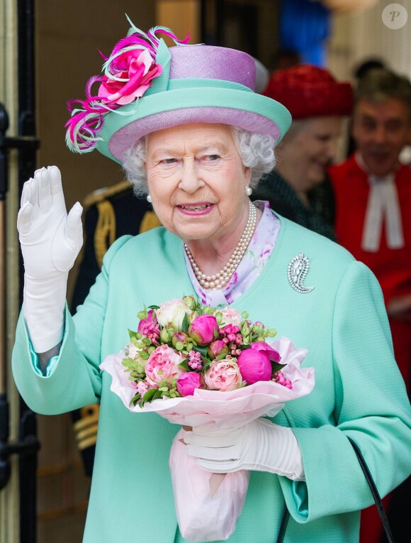 Info du 21 mars 2020 - Un employé de Buckingham Palace testé positif au Coronavirus alors que la reine était toujours à Londres La reine Elisabeth II d'Angleterre inaugure le nouveau centre sportif de l'école Westminster à Londres, le 7 juin 2014.