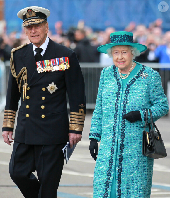 Info du 21 mars 2020 - Un employé de Buckingham Palace testé positif au Coronavirus alors que la reine était toujours à Londres La reine Elisabeth d'Angleterre et le prince Philip, duc d'Edimbourg - La reine Elisabeth d'Angleterre baptise un porte-avions de la Royal Navy à son nom '"HMS Queen Elizabeth" au BAE's Rosyth Dockyard à Rosyth, le 4 juillet 2014.