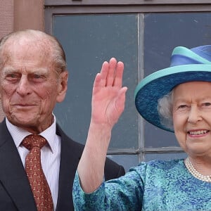 Info du 21 mars 2020 - Un employé de Buckingham Palace testé positif au Coronavirus alors que la reine était toujours à Londres La reine Elisabeth II d'Angleterre, le prince Philip, duc d'Edimbourg - Le couple royal d'Angleterre et le président allemand au balcon de la mairie de Francfort, le 25 juin 2015,